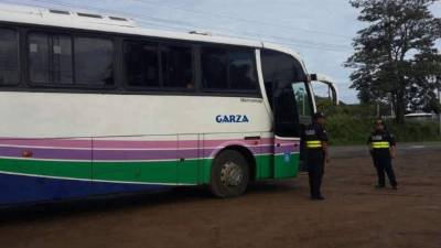 El bus en el que se trasladaban los cubanos. Foto del diario Nación.