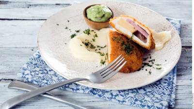 Sirva las pechugas de pollo con puré de papa y guacamole.