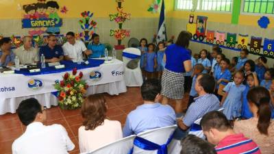 Autoridades de Ficohsa y la Secretaría de Educación en la inauguración del centro.