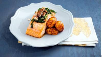 Servir el salmón con la salsa de soya y las papas.