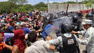 Cientos de migrantes se enfrentaron a agentes de la Guardia Nacional en el municipio mexicano de Huixtla, estado de Chiapas, donde los sin papeles lograron ingresar por la fuerza a las oficinas del Instituto Nacional de Migración (INM) en el lugar.