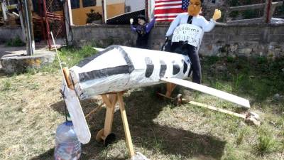 Un monigote con la forma del expresidente Rafael Leonardo Callejas salió de cohete del país.