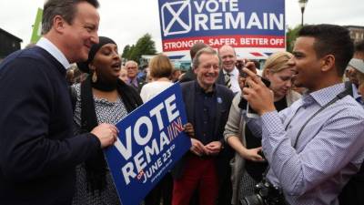 El primer ministro británico, David Cameron, con partidarios del Brexit.
