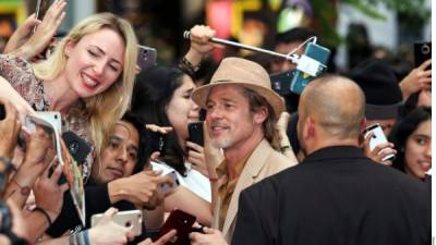 Brad Pitt reunió a unos 2,000 fanáticos en la premiere de la cinta en México.
