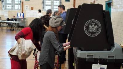 Los votantes comenzaron a abarrotar las escuelas desde muy temprano para decidir quien será el candidato de cada partido.