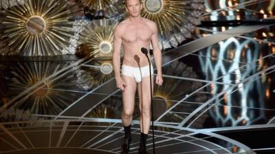 Al estilo 'Birdman', Neil Patrick Harris aparece solo con zapatos y calcetines en el escenario.
