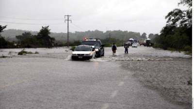 Lluvias y escurrimientos provenientes del sistema de baja presión que golpea al sureste del país inundaron asentamientos del sur de Quintana Roo, México.