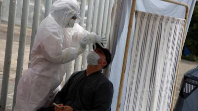 Un hombre se practica una prueba para detectar coronavirus.
