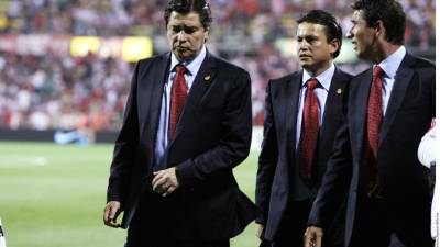 El técnico interino de México, Luis Fernando Tena, izq., salió de la cancha decepcionado por la derrota ante EUA.