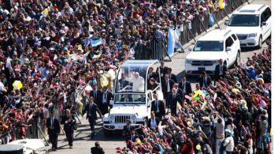 Millares de mexicanos salieron a las calles para saludar al papa Francisco.