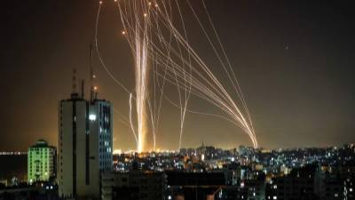 Cientos de cohetes surcan el cielo en la ciudad israelí de Tel Aviv. Foto: AFP