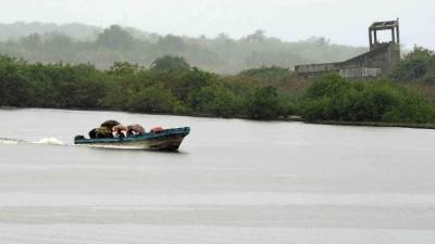 Viejas estructuras en medio de islotes y bosques de mangles son los paisajes que siguen recordando el paso del huracán Mitch por este municipio. Fotos: Samuel Zelaya