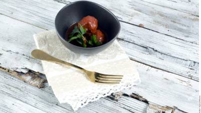 Prepare unas ricas albóndigas en salsa picante con chile chipotle.