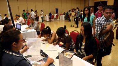 Jóvenes aplicando a un empleo en una feria llevada a cabo en la Cámara de Comercio e Industrias de Cortés (CCIC). Foto: Amílcar Izaguirre