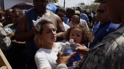 PTO25 SAN JUAN (PUERTO RICO), 24/9/2017.- Autoridades controlan el ingreso y distribución de ayudas en vehículos militares hoy, domingo 24 de septiembre de 2017, en San Juan (P. Rico). Puerto Rico espera que la llegada de ayuda con suministros contribuya a mejorar el caos generalizado provocado por el paso por isla del huracán María, que destrozó infraestructuras y el sistema eléctrico, dejó 9 muertes, cifra todavía provisional, y 15.000 refugiados. EFE/Thais Llorca.