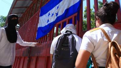 Los estudiantes custodiaban ayer el portón de acceso de Intae. Foto: Amílcar Izaguirre