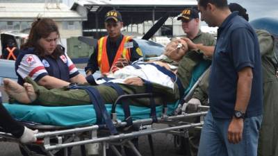 Personal médico y pilotos del Servicio de Vigilancia Aérea del Ministerio de Seguridad trajeron al paciente Daniel Rodríguez Izquierdo ayer a Base Dos, en el aeropuerto Juan Santamaría, en Alajuela, donde lo esperaba su hijo. Luego fue llevado al Hospital San Juan de Dios. | SHIRLEY VÁSQUEZ.