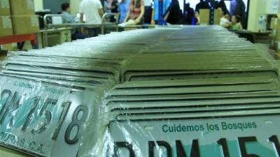 En las oficinas del IP entregan 300 placas diarias.
