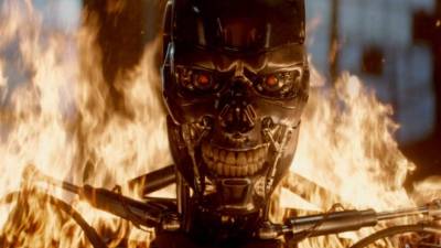 Computadoras. Esas máquinas diseñadas para hacernos más fácil la vida, ideal de muchos futuristas que sueñan con un futuro en el que las computadoras harán todo el trabajo, liberando al ser humano de esa pesada carga. Pero a veces el sueño se convierte en pesadilla y para ilustrarlo, el cine se ha encargado de mostrarnos lo que sucede cuando estos prodigios tecnológicos se vuelven en nuestra contra. Te presentamos las 10 computadoras más malvadas de la historia.