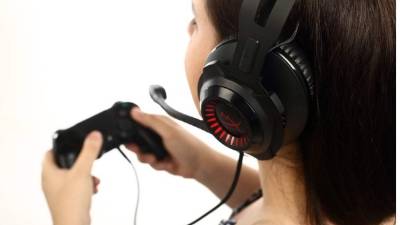 Es necesario que controle el uso de los audífonos.