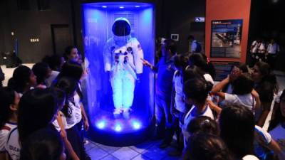 Cientos de niños disfrutan la visita al Planetario del Museo para la Infancia. Los guías se encargan de explicarles cada uno de los elementos que aprecian. Fotos: Amílcar Izaguirre