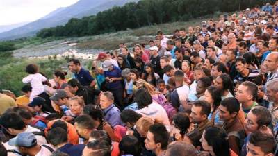 La frontera de Colombia y Venezuela, que permanecía cerrada desde hace casi un año, fue reabierta hoy al paso peatonal y miles de venezolanos pasaron a la ciudad de Cúcuta para comprar alimentos y medicinas. EFE