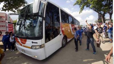 Solo Carlos Vela se atrevió a abrir la ventanilla del autobús.