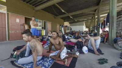 Los migrantes cubanos yacen hacinado en los albergues. Unos 1,200 permanecen en la frontera entre Panamá y Costa Rica.