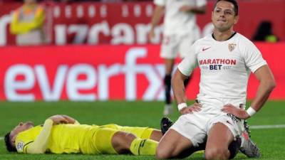 El delantero mexicano del Sevilla Javier 'Chicharito' Hernández (d). EFE/Julio Muñoz/Archivo