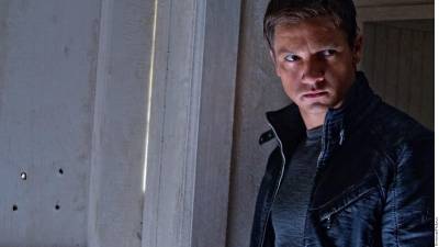 ”Gracias a todos por sus amables palabras. Estoy en demasiada mala condición como para teclear. Pero les mando amor a todos”, dijo Jeremy Renner.