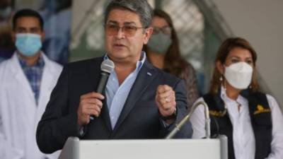 El presidente de Honduras, Juan Orlando Hernández, acompañado de autoridades de la Secretaría de Salud.