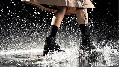 La icónica bota de Timberland se reinventó con pieles impregnadas de silicona y costuras completamente selladas con membranas impermeables.