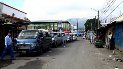 El centro de la ciudad estuvo desolado, pero el transporte urbano tuvo unidades circulando desde la mañana.