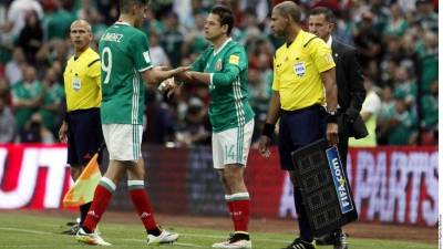 Al comenzar el segundo tiempo la voz del Estadio Azteca exigió la presencia del Chicharito Hernández.