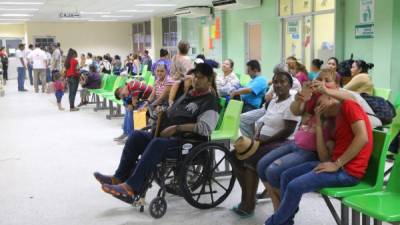 Pacientes en la sala de espera de las cinco emergencias del hospital Mario Catarino Rivas.