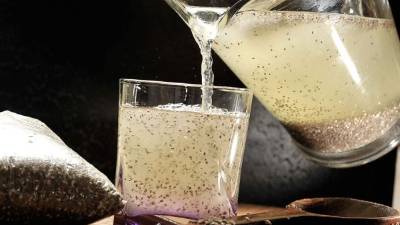 Las semillas de chía un superalimentos que debe ingerir regularmente. Puede tomarlo con agua o agregarlos a las ensaladas.