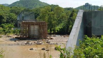 La construcción del puente se encuentra a la mitad, tiene cinco meses de estar parada.