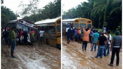 El mal estado de la vía ha dejado varios buses atrapados en el fango.