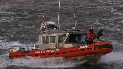 Un equipo de la Policía de Nueva York, la Guardia Costera y bomberos han rastreado la zona en busca del emigrante.