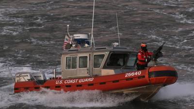 Un equipo de la Policía de Nueva York, la Guardia Costera y bomberos han rastreado la zona en busca del emigrante.