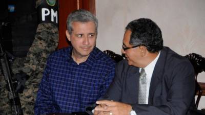 Mario Zelaya Rojas, exdirector del Seguro Social, en una audiencia junto a su defensor.