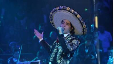 Alex Fernández pospuso su boda religiosa con Alexia Hernández. El cantante dijo que le gustaría esperar a que su abuelo se recupere.