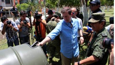 El Comisionado federal Alfredo Castillo encabezó el operativo de desarme.