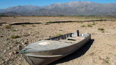La laguna Aculeo, por décadas una de las principales atracciones turísticas del centro de Chile, desapareció por completo tras una fuerte sequía en la región por el cambio climático y el excesivo consumo de su agua.