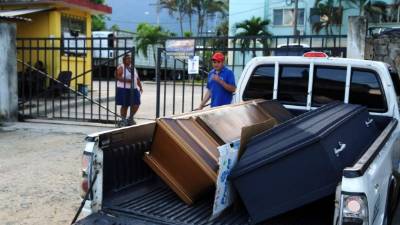 Los cadáveres fueron llevados a Medicina Forense, donde ayer se los entregaron a sus familiares.