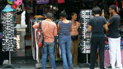 El pequeño y mediano comercio es uno de los sectores que presenta una mayor contratación en la temporada navideña.