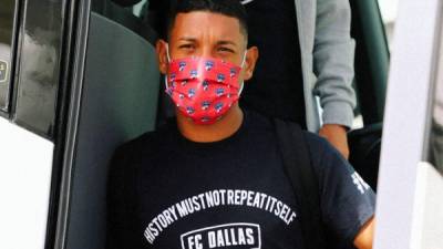 Bryan Acosta llegando a Disney World en Orlando con el plantel del FC Dallas.