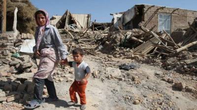 Imagen de una madre y su hijo en el terremoto de 2012 que dejó más de 300 personas fallecidas y miles de heridos.