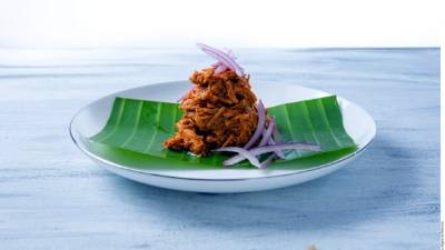 Hornear durante tres horas a 190 °C. Desmenuzar y servir.