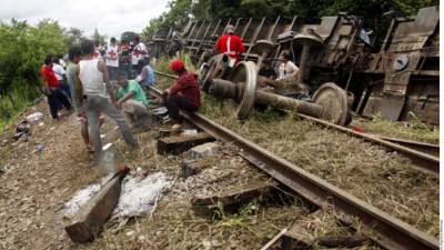 El tren de carga conocido como 'La Bestia', tras descarrilar en Tabasco, México, en agosto del 2013.